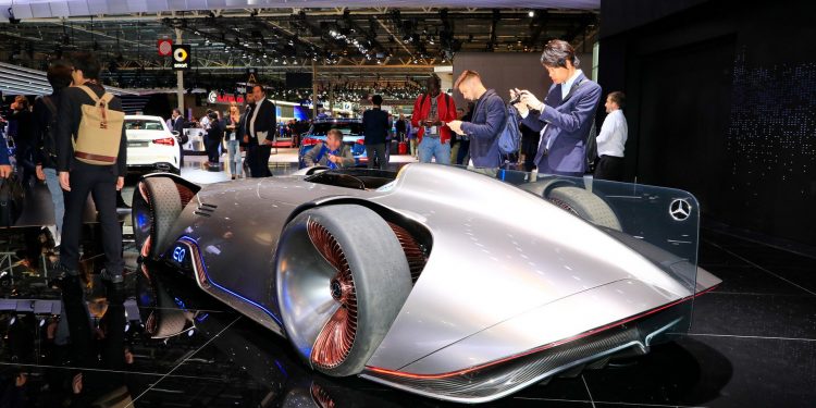 Mercedes volta aos anos 30 com o Vision EQ Silver Arrow! 64