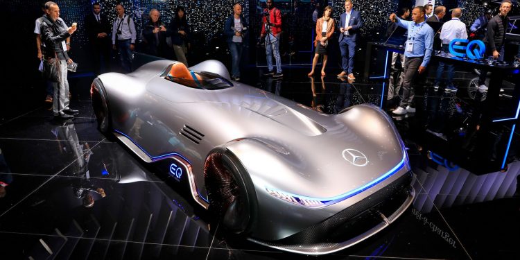 Mercedes volta aos anos 30 com o Vision EQ Silver Arrow! 34
