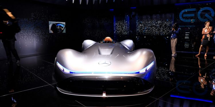 Mercedes volta aos anos 30 com o Vision EQ Silver Arrow! 36