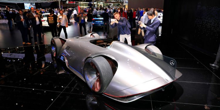 Mercedes volta aos anos 30 com o Vision EQ Silver Arrow! 57