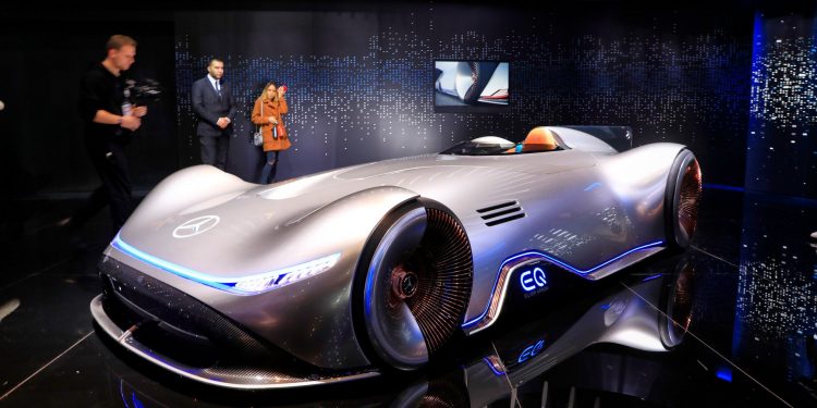 Mercedes volta aos anos 30 com o Vision EQ Silver Arrow! 31