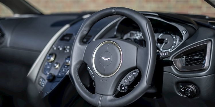 Este Aston Martin Vanquish Zagato Volante raríssimo vai a leilão! 21