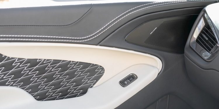 Este Aston Martin Vanquish Zagato Volante raríssimo vai a leilão! 20