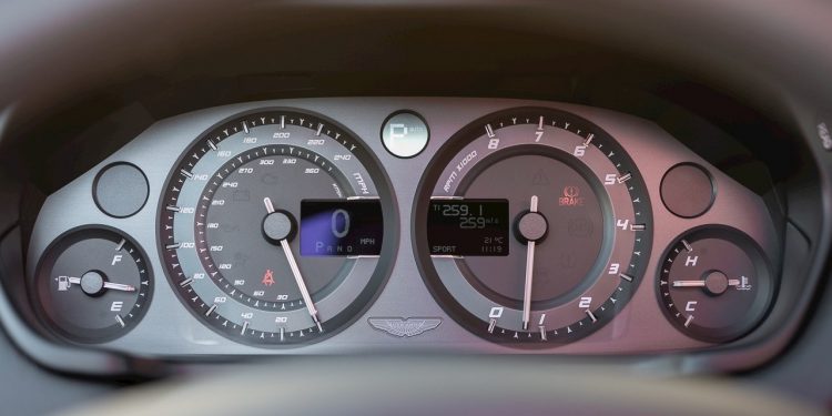 Este Aston Martin Vanquish Zagato Volante raríssimo vai a leilão! 17