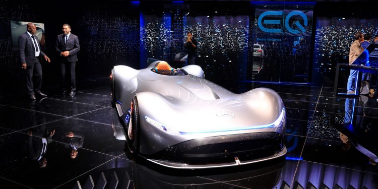 Mercedes volta aos anos 30 com o Vision EQ Silver Arrow! 21
