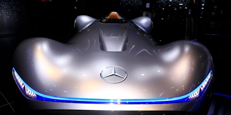 Mercedes volta aos anos 30 com o Vision EQ Silver Arrow! 17