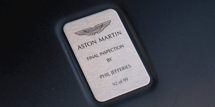 Este Aston Martin Vanquish Zagato Volante raríssimo vai a leilão! 15