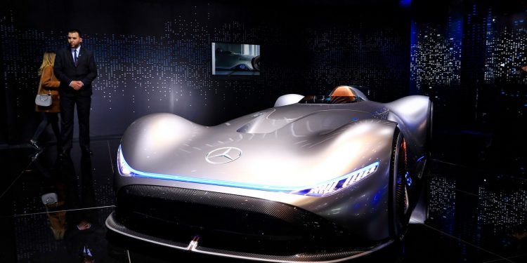 Mercedes volta aos anos 30 com o Vision EQ Silver Arrow! 15