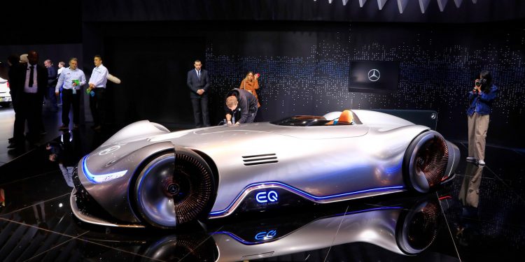 Mercedes volta aos anos 30 com o Vision EQ Silver Arrow! 13