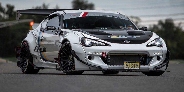 Este Toyota GT86 é um automóvel de corridas para a via pública! 20