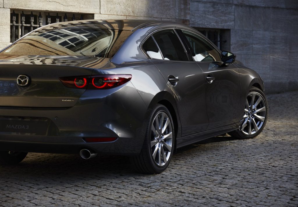 Este é o novo Mazda 3 nas versões hatchback e sedan! 18