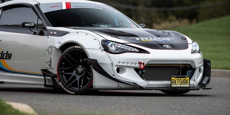 Este Toyota GT86 é um automóvel de corridas para a via pública! 19