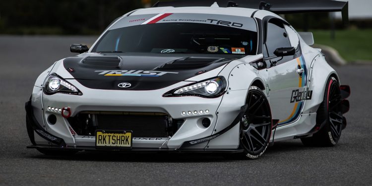 Este Toyota GT86 é um automóvel de corridas para a via pública! 22