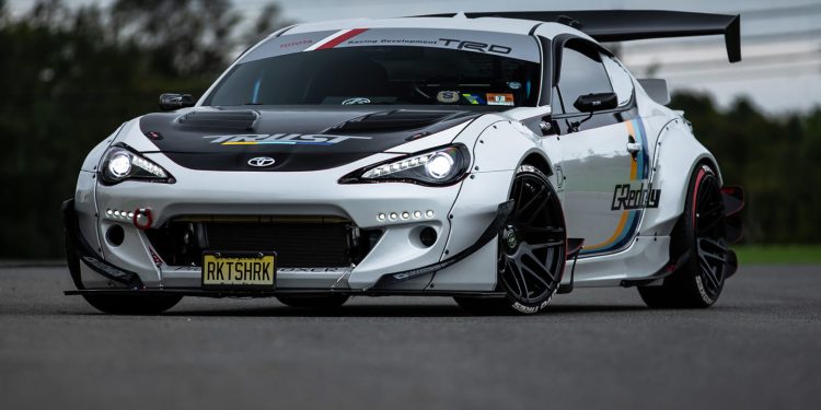 Este Toyota GT86 é um automóvel de corridas para a via pública! 17