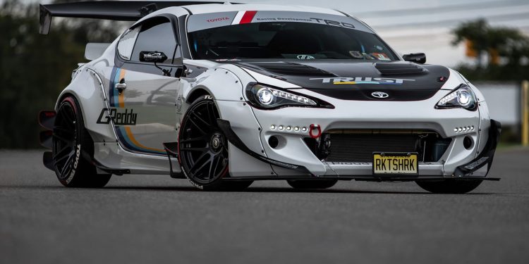 Este Toyota GT86 é um automóvel de corridas para a via pública! 26