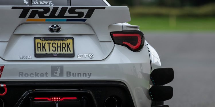 Este Toyota GT86 é um automóvel de corridas para a via pública! 28
