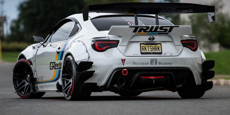 Este Toyota GT86 é um automóvel de corridas para a via pública! 33