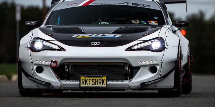 Este Toyota GT86 é um automóvel de corridas para a via pública! 34