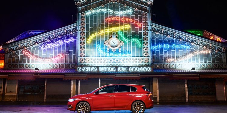 Gama Fiat em exibição nas praças de Turim sob as cores de "Luci d'Artista” 13