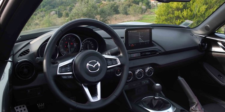 Sabemos que quer comprar um Mazda MX-5 e que a sua esposa não deixa! 23