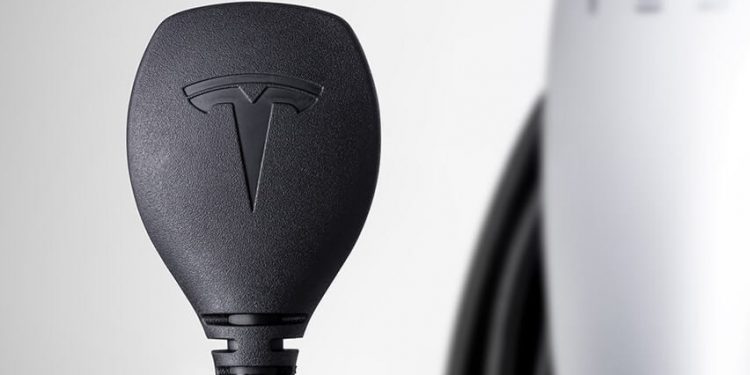Tesla apresenta um carregador portátil de baterias! 13