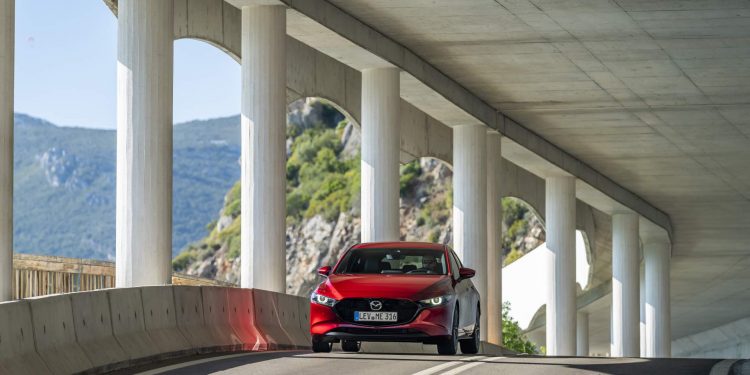 Mazda revela galeria de fotos e especificações do novo Mazda 3! 97