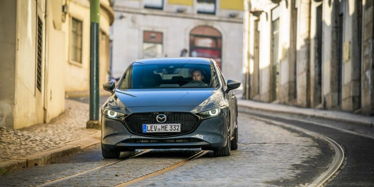Mazda revela galeria de fotos e especificações do novo Mazda 3! 85