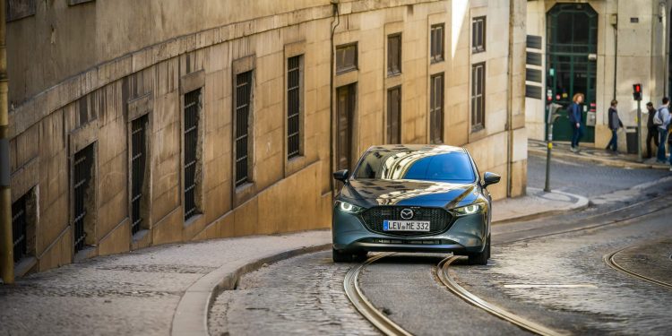 Mazda revela galeria de fotos e especificações do novo Mazda 3! 22