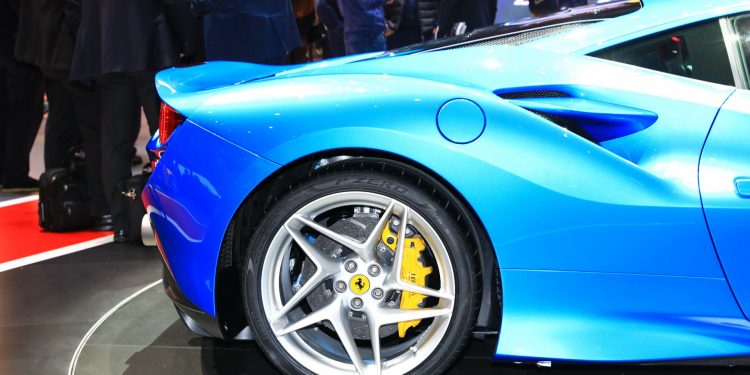 Ferrari F8 Tributo revelado em Genebra! 24