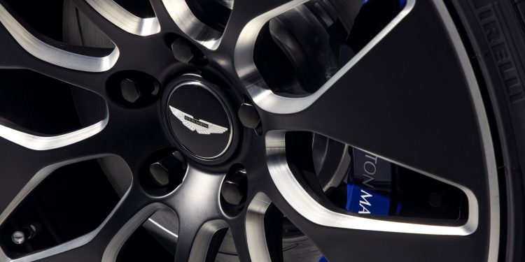 Aston Martin Rapide E tem carregamento rápido e está limitado às 155 unidades! 25