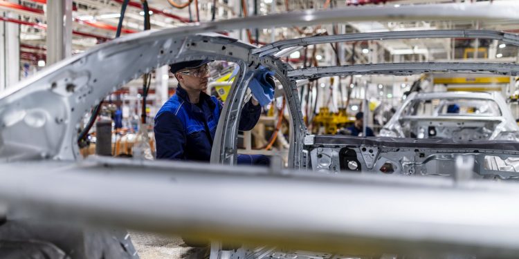 Vladimir Putin inaugura primeira fábrica da Mercedes na Rússia! 18