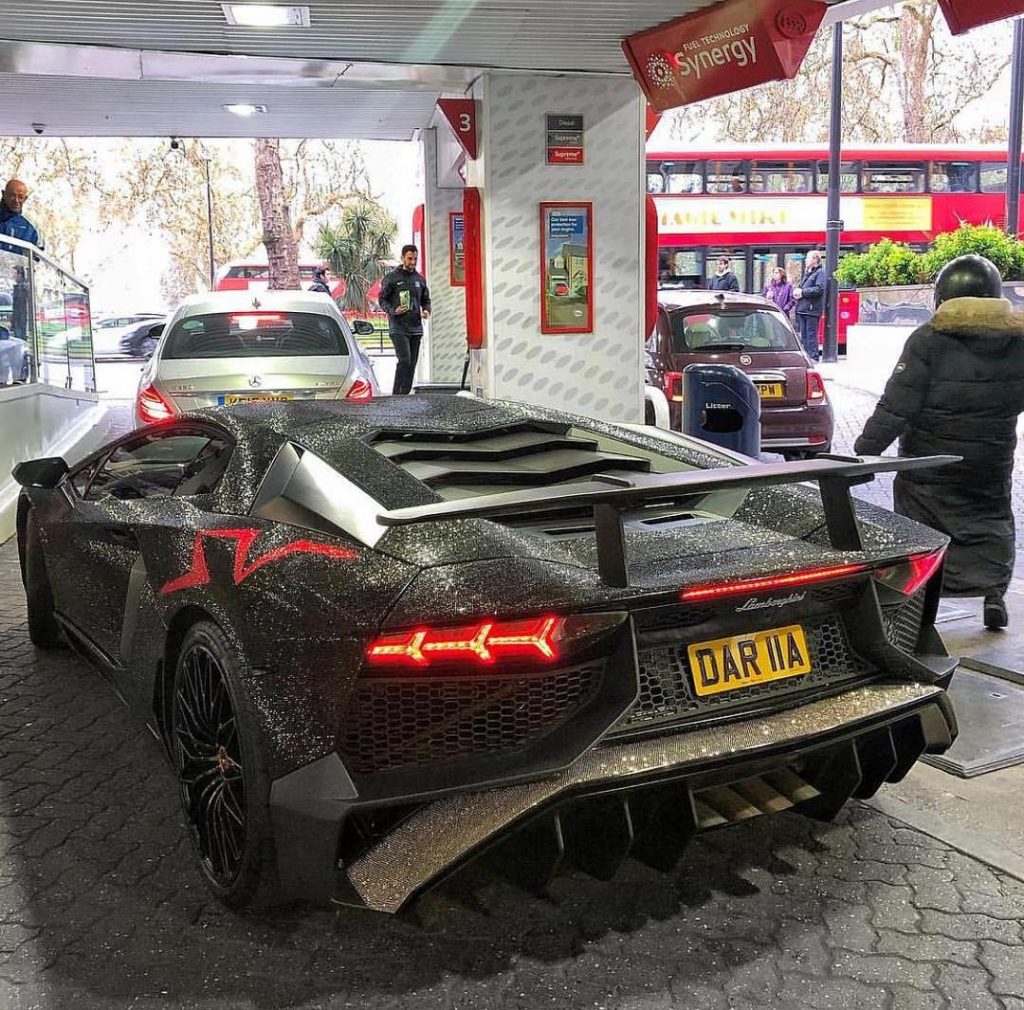 Jovem Russa decora o seu Lamborghini Aventador SV com cristais Swarovski! 14