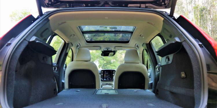 Volvo XC40 T3 Tech Edition Momentum: Um SUV sem complicações! 38