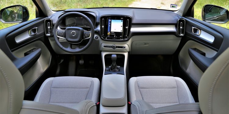 Volvo XC40 T3 Tech Edition Momentum: Um SUV sem complicações! 32