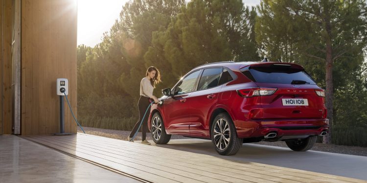 Novo Ford Kuga surge com 3 motorizações electrificadas! 28