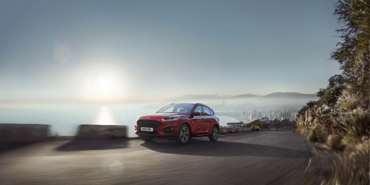 Novo Ford Kuga surge com 3 motorizações electrificadas! 24