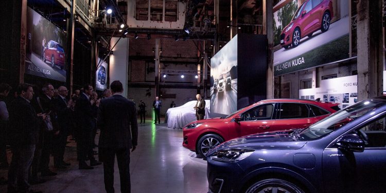 Novo Ford Kuga surge com 3 motorizações electrificadas! 21