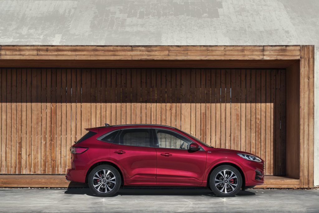 Novo Ford Kuga surge com 3 motorizações electrificadas! 18