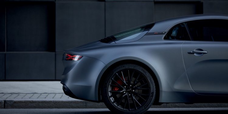 Alpine A110S chega com 292cv e tejadilho em carbono! 24