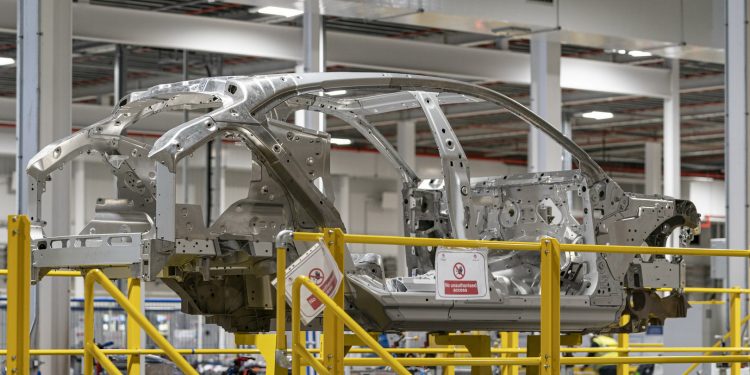 Aston Martin inicia pré-produção do DBX antes do lançamento! 17