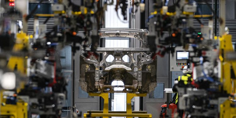 Aston Martin inicia pré-produção do DBX antes do lançamento! 24