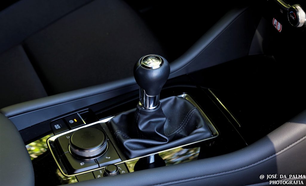 Mazda 3 1.8 SKYACTIV-D Evolve: Primar pela diferença! 26