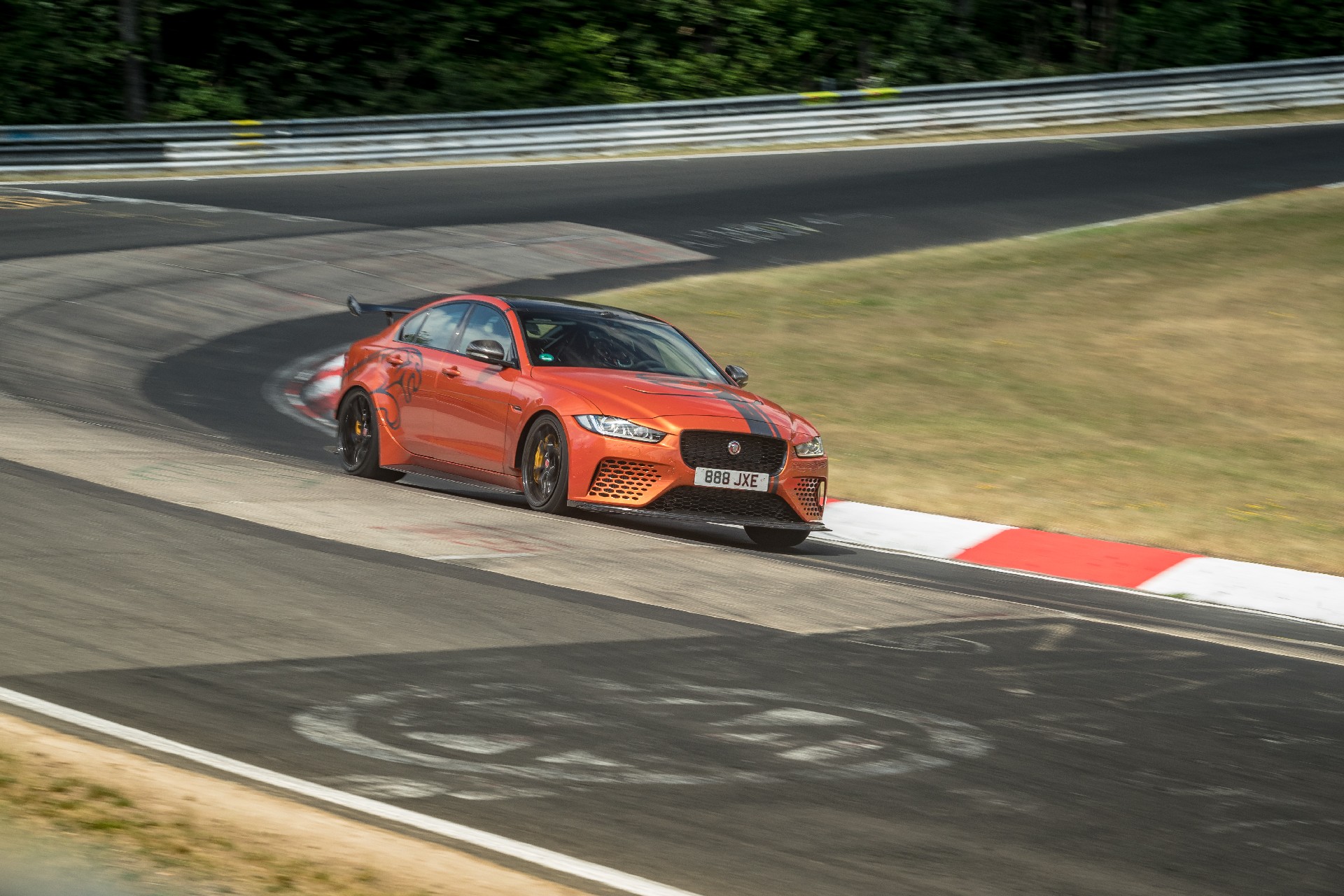 Jaguar XE SV Project 8 bate o seu próprio recorde em Nurburgring! 15