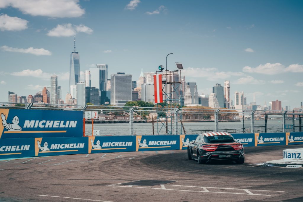 Porsche Taycan demonstra a sua performance no circuito de Fórmula E! 16