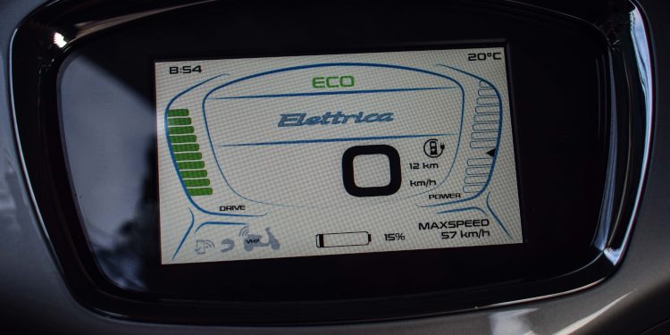 Vespa Elettrica: Diversão a 50km/h! 24