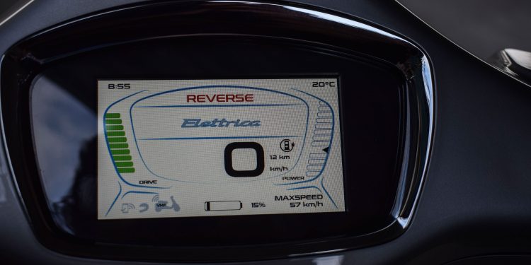 Vespa Elettrica: Diversão a 50km/h! 23