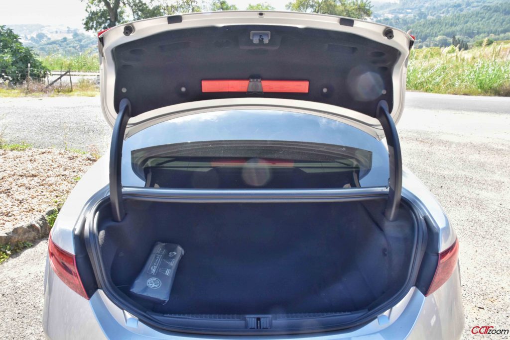 Alfa Romeo Giulia Black Tech 2.2 JTDM: Guiar com um sorriso no rosto! 38