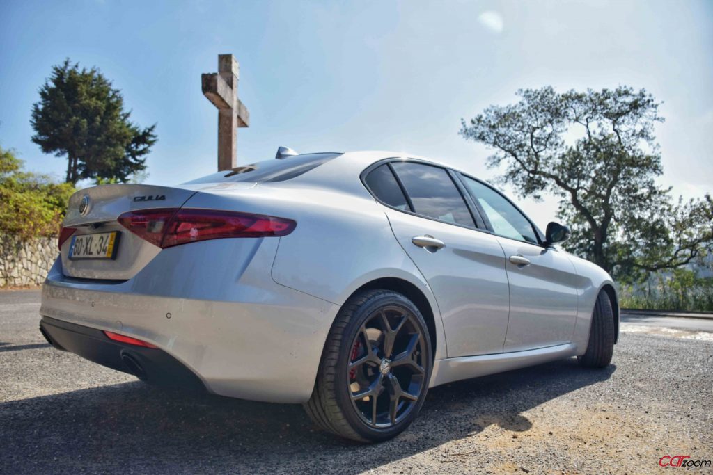 Alfa Romeo Giulia Black Tech 2.2 JTDM: Guiar com um sorriso no rosto! 37