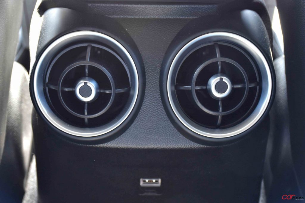 Alfa Romeo Giulia Black Tech 2.2 JTDM: Guiar com um sorriso no rosto! 35