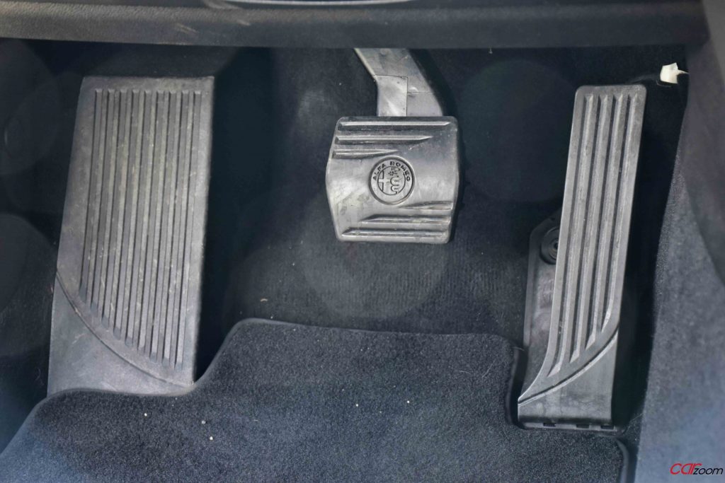 Alfa Romeo Giulia Black Tech 2.2 JTDM: Guiar com um sorriso no rosto! 34